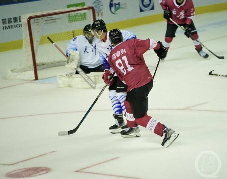 两队差距不大,比赛陷入胶着状态 两队差距不大,比赛陷入胶着状态