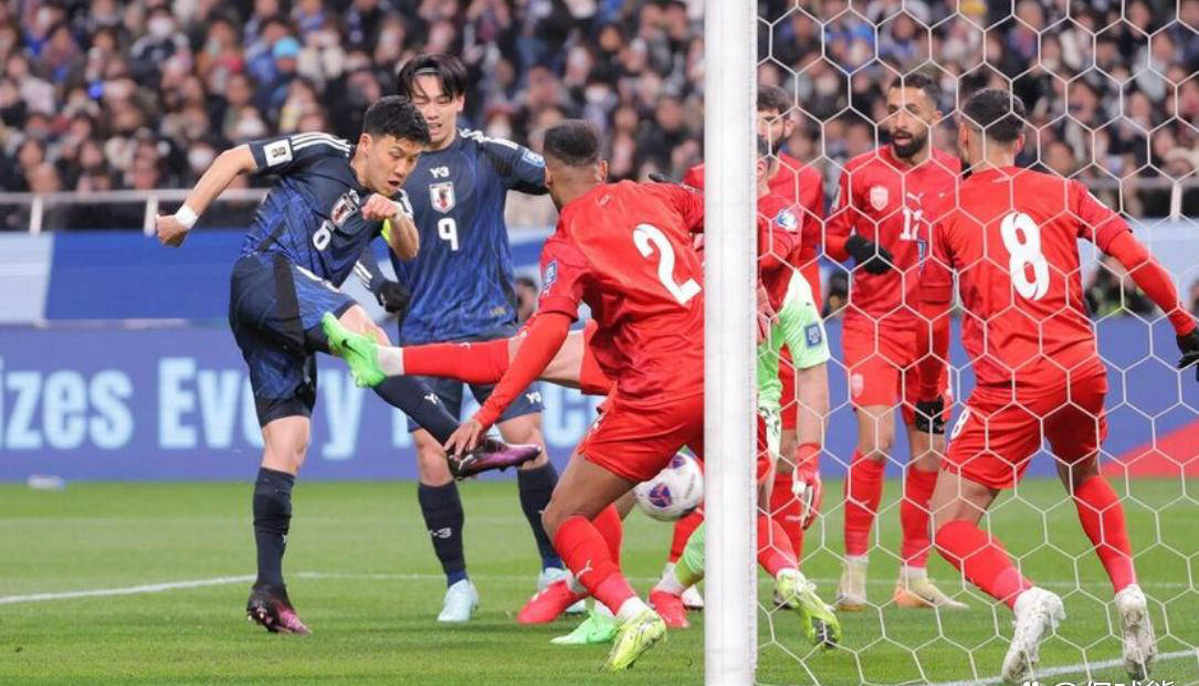 两队差距不大,比赛陷入胶着状态 两队差距不大,比赛陷入胶着状态