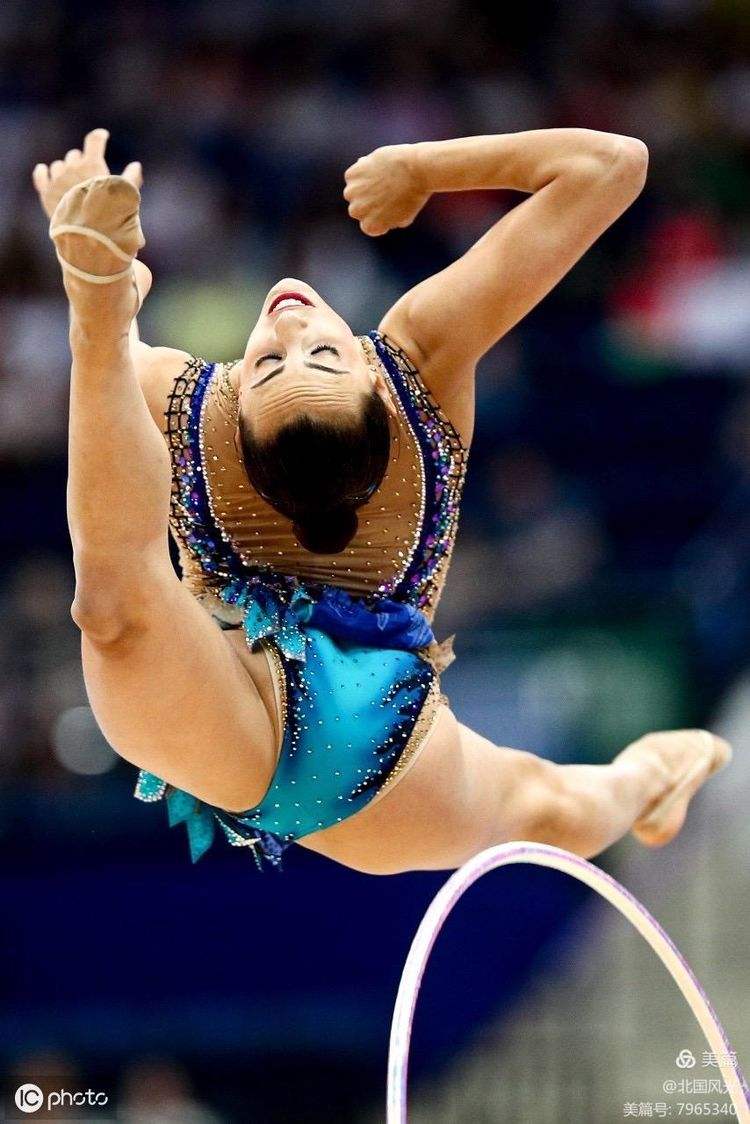 体操选手舞姿优美，展现魅力